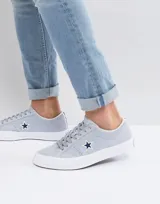 Championes urbanos Converse One Star de gamuza gris con logo de estrella en blanco y suela de goma blanca.