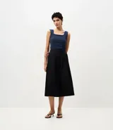 Blusa básica sin mangas marca Cortelle, confeccionada en poliamida, con escote cuadrado y tirantes medianos.