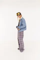 Pantalón de corte recto y tiro medio con estampado geométrico en tonos amarillos, verdes y violetas. Presenta un diseño de líneas verticales que forman cuadros y un patrón repetitivo de letras.