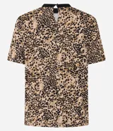 Blusa de mangas cortas con estampado de leopardo y cuello redondo de punto contrastante.