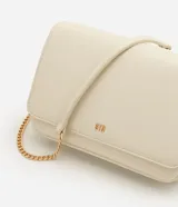 Cartera transversal pequeña Satinato en PU color bordó, con compartimentos internos, solapa frontal con detalle metálico y correa larga de cadena dorada.