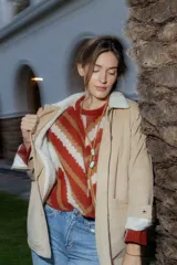 Sweater de punto jacquard con diseño de chevron en tonos celeste y marrón. Presenta cuello redondo, corte holgado y mangas largas con hombros abullonados.