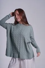 Sweater negro de punto con diseño de ochos, cuello redondo y mangas largas.