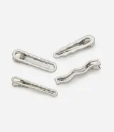 Kit de cuatro pinzas para el pelo metálicas con baño de níquel. Presentan un diseño ahuecado con bordes ondulados y formas variadas, incluyendo una con forma de onda y otra rectangular.