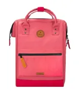 Mochila Cabaia modelo Adventurer, color rosado con base en tono fucsia. Cuenta con doble asa superior, bolsillo frontal con cierre y detalles en cuero sintético. Diseño funcional con compartimentos laterales y logo de la marca en parche circular.