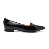 Zapato de cuero charol negro, con punta fina y pequeño taco cuadrado.