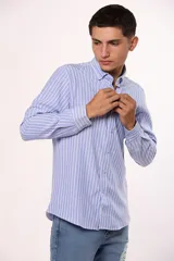 Camisa de manga larga con estampado de rayas verticales, cuello abotonado y cierre frontal con botones.