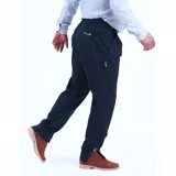 Pantalón de vestir azul marino, de corte recto, con bolsillos laterales y traseros. Se ajusta a la cintura con cinturón de cuero marrón.