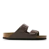 Sandalias Birkenstock modelo Arizona, color marrón topo, con dos correas ajustables con hebillas metálicas color cobre. Plantilla anatómica de corcho y látex cubierta de ante. Suela de goma EVA.