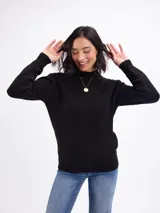 Buzo de punto arroz con diseño de ochos, cuello alto y mangas largas.
