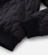 Campera masculina de corte regular, confeccionada en poliéster con acabado capitoneado texturizado en rombos. Presenta cierre frontal con cremallera, cuello redondo y puños con terminación en rib.
