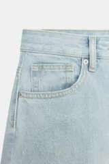 Jeans de tiro medio con corte tapered y largo completo. Presentan diseño de cinco bolsillos, trabillas en la cintura y cierre frontal con cremallera y botón, con un acabado de efecto lavado.
