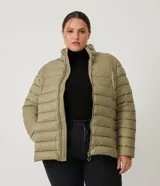 Campera puffer color verde oliva, con cuello alto y cierre frontal.