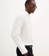 Pantalón de sastrería color negro, de corte recto y fluido. Presenta cintura estructurada con trabillas, cierre frontal con botón y cremallera, pliegues delanteros y bolsillos laterales funcionales.