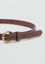 Cinturón fino de efecto cuero color marrón con diseño trenzado, costuras decorativas en contraste y hebilla metálica en tono bronce envejecido.