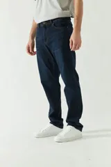 Pantalón de jean azul oscuro, corte recto, tiro medio y logo bordado. Confeccionado en algodón y spandex.