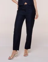 Pantalón de vestir gris claro de corte recto, confeccionado en mezcla de poliéster, rayón y elastano, con pretina, trabillas para cinto y bolsillos.