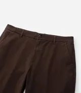 Pantalón de corte recto confeccionado en sarga de algodón con un toque de elastano. Presenta cintura con trabillas para cinturón, cierre tradicional de botón y cremallera, y bolsillos laterales y traseros.