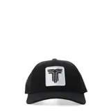 Gorra tipo trucker de color negro con panel frontal de algodón y malla trasera para mayor ventilación. Presenta un parche cuadrado blanco con el logo de la marca bordado en negro en la parte frontal y cierre snapback ajustable.