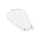 Collar plateado con cadena fina y dije con forma de hojas y perlas.