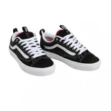 Championes Vans modelo Skate Old Skool 36+, color negro con la icónica banda lateral blanca. Presentan una combinación de lona y gamuza, con suela de goma blanca, lengüeta con detalle en rojo y tiradores en el talón y la lengüeta para mayor comodidad.