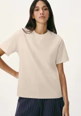 Camiseta de manga corta con cuello redondo, confeccionada en algodón de alta calidad con un corte clásico y versátil.