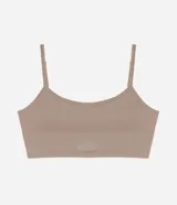Soutien top texturizado de diseño seamless sin costuras, color beige, con escote redondo, breteles finos ajustables y copas desmontables. Presenta un pequeño parche con el logo en la banda inferior.