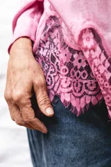 Camisa de seda color rosado con cuello clásico, manga larga y detalle de encaje en el ruedo.