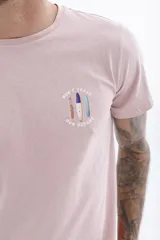 Remera azul marino de manga corta con pequeño estampado en el pecho.