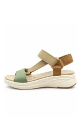 Sandalias planas con plataforma, tiras ajustables con velcro en tonos beige, marrón y verde, y suela blanca texturizada.