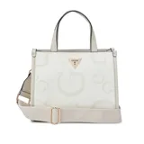 Cartera tipo tote Guess modelo Jackie, de color blanco crema con estampa de monograma y textura granulada. Cuenta con doble asa de mano, correa ajustable de tela, herrajes dorados y el logo triangular característico de la marca en el frente.