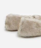 Pantufla cerrada de estilo zapatilla, confeccionada en poliéster con revestimiento de textura felpuda en color tostado.