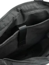 Bolso tipo tote negro, confeccionado en material textil acolchonado, con diseño matelasse horizontal. Cuenta con asas de hombro acolchadas y logo metálico frontal.