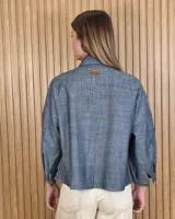 Sobrecamisa de puro lino en color beige, con cuello clásico, cierre frontal de botones carey, mangas largas y bolsillos frontales con solapa.