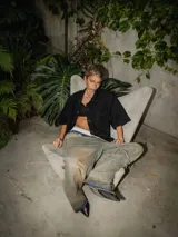 Camisa de gabardina lavada color negro, con rotura en el cuello y parche en la espalda.