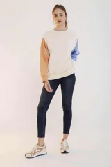 Pantalón de jean corte chupín, color azul oscuro con efecto lavado, de tiro medio y largo al tobillo.