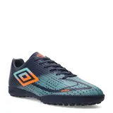 Championes de fútbol Umbro Borel Club TF para hombre, color azul marino con diseño estampado en celeste y detalles en naranja.