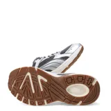 Championes Puma Milenio Tech Lt color gris y plateado, confeccionados con malla transpirable y refuerzos sintéticos. Presentan entresuela blanca y suela de goma con detalles en color marrón.