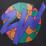 Buzo negro con capucha, de corte holgado y con un bolsillo tipo canguro. Presenta un estampado circular con motivos geométricos en tonos violeta, naranja y verde.