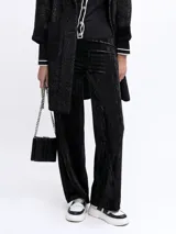 Pantalón palazzo de terciopelo color dorado con rayas verticales.