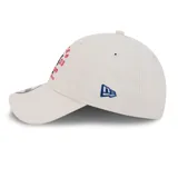 Gorra de béisbol color crema, marca New Era, modelo 9FORTY, con logo de los New York Yankees bordado en azul y rojo.
