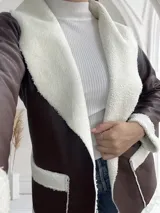 Tapado marrón de cuero sintético con interior de piel sintética color crema.