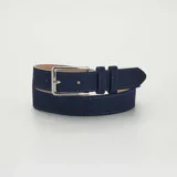 Cinturón de gamuza azul con hebilla plateada y costuras decorativas en azul claro.