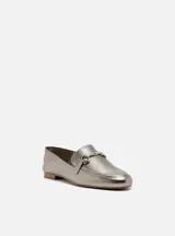 Mocasín de cuero negro con detalle de hebilla dorada.