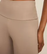 Calza deportiva corsario color verde militar, confeccionada en microfibra.