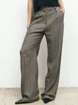 Pantalón de vestir marrón con patrón de rayas diplomáticas, de corte recto y tiro alto, con bolsillos laterales.