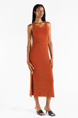 Vestido midi sin mangas de punto jersey con hilo Lurex en tono naranja cobrizo y destellos brillantes. Presenta escote bote y aberturas laterales.