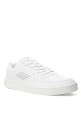 Championes deportivos Umbro modelo Milo de color blanco, con perforaciones en la puntera y el logo de la marca en el lateral.