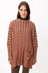Sweater de tejido artesanal con diseño de rayas verticales en tonos camel y beige, corte holgado, cuello redondo y puños altos ajustados.