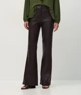 Pantalón flare de poliuretano con diseño de cinco bolsillos, trabillas para cinturón, cierre frontal y recortes horizontales en las rodillas. Presenta un corte ajustado en la parte superior con piernas levemente acampanadas hacia el ruedo.
